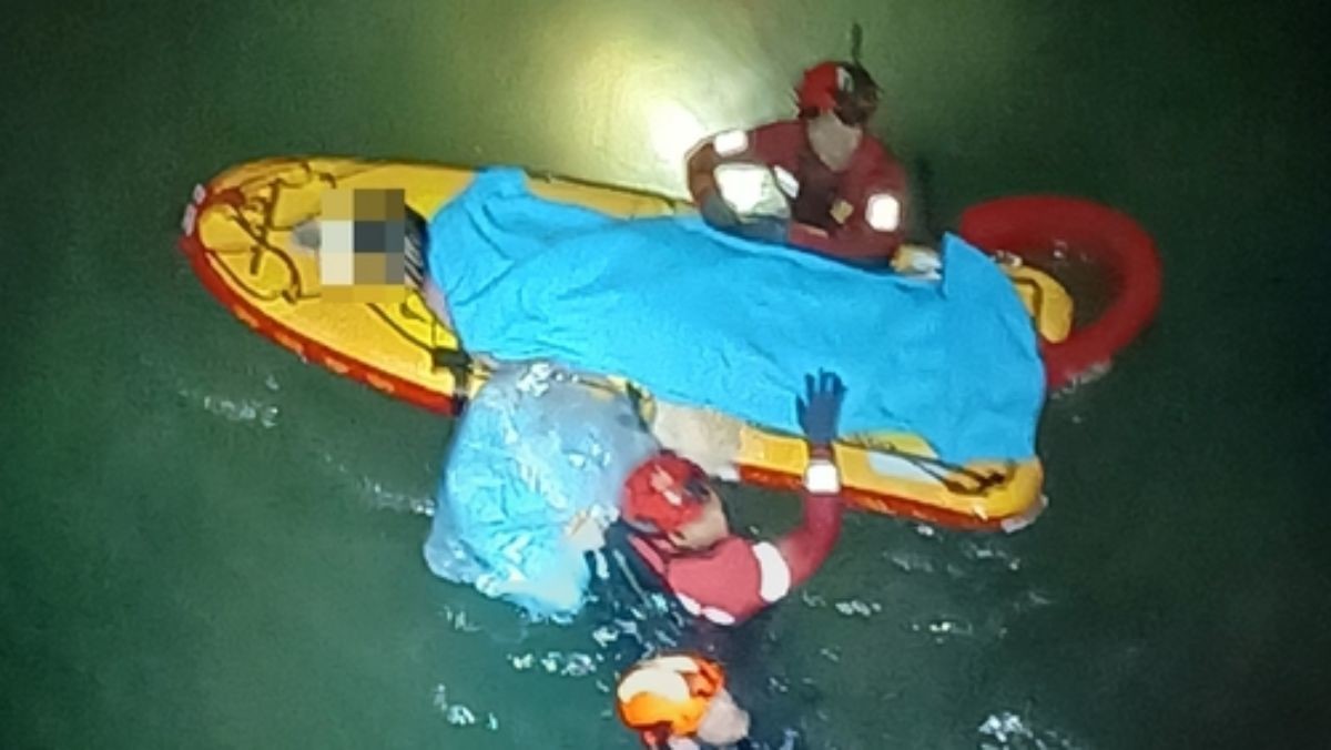 구조되는 20대 여성 / 인천소방본부