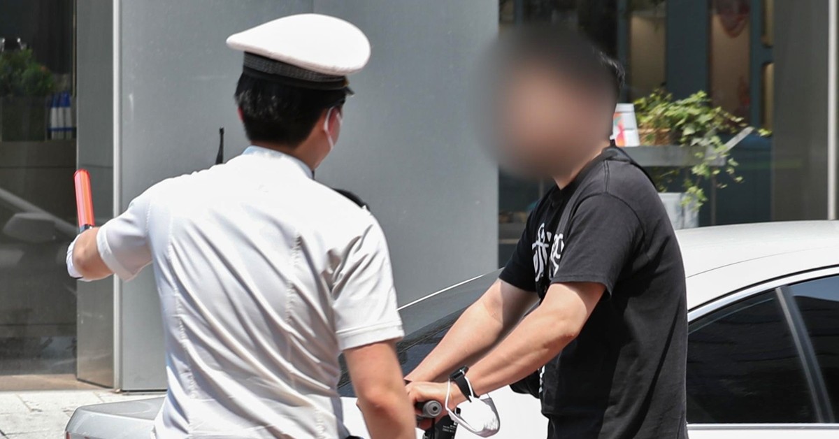 서울 시내에서 경찰이 헬멧을 미착용한 공유형 전동킥보드를 이용자를 단속하고 있다. (기사 내용과 관련 없는 참고 사진) / 뉴스1