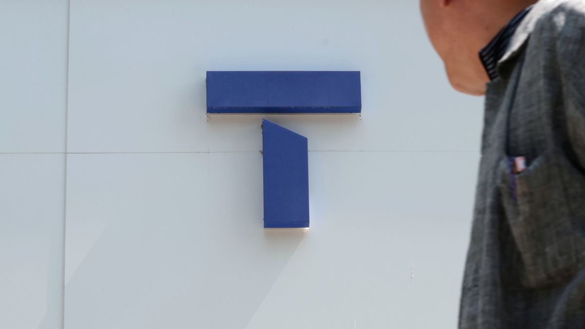 SKT 매장 앞을 지나가는 시민 / 연합뉴스