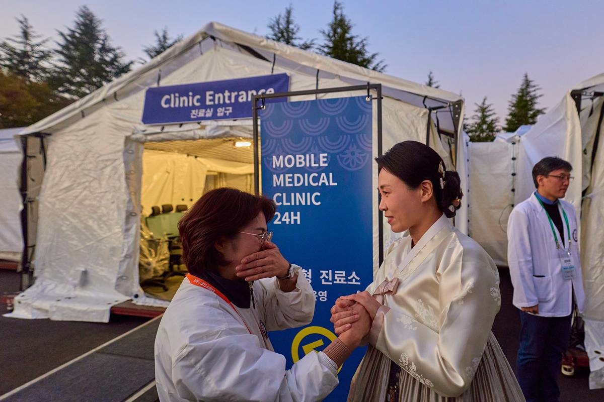 김혜경 여사가 1일 경북 경주시 경주화백컨벤션센터(HICO) 인근 2025 아시아태평양경제협력체(APEC) 응급의료 행정본부를 찾아 관계자들을 격려하고 있다 / 대통령실 제공, 뉴스1