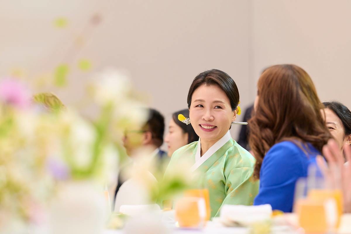 김혜경 여사가 지난달 31일 경북 경주 우양미술관에서 열린 APEC 정상회의 계기 배우자행사 오찬에서 참석자들과 대화하고 있다 / 대통령실 제공, 뉴스1