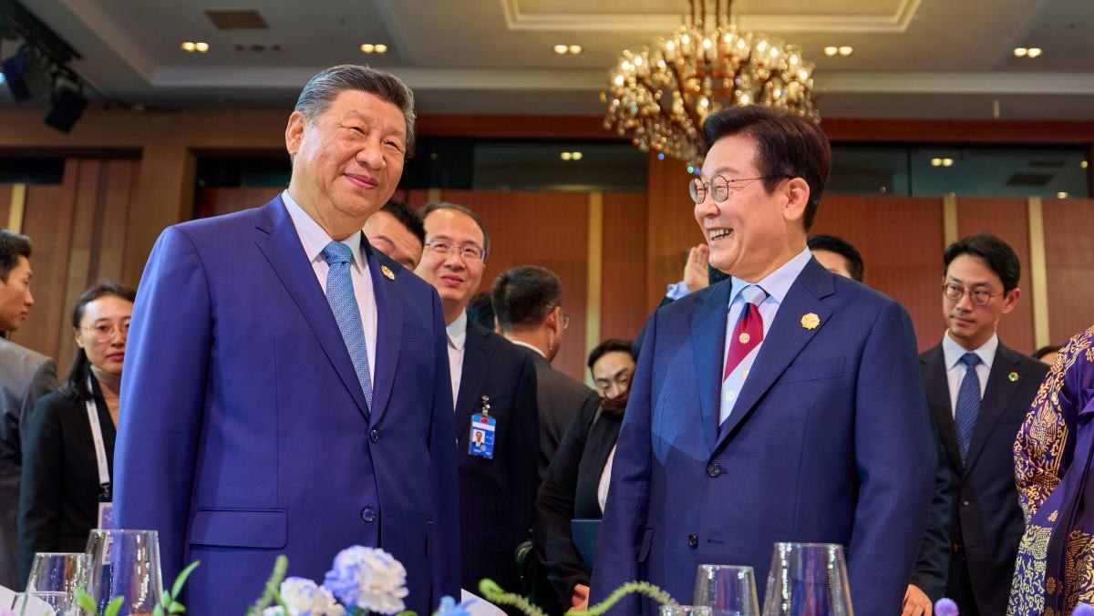 APEC 정상회의 만찬 앞서 대화하는 이재명 대통령·시진핑 주석 / 뉴스1