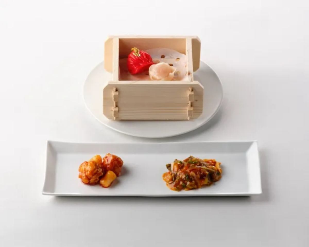 이재명 대통령이 1일 시진핑 중국 국가주석과 국빈만찬을 했다. 만찬 메뉴로는 중국에서 인기 있는 한국 닭강정과 마라맛 소스를 곁들인 전복 요리가 나왔다. / 대통령실