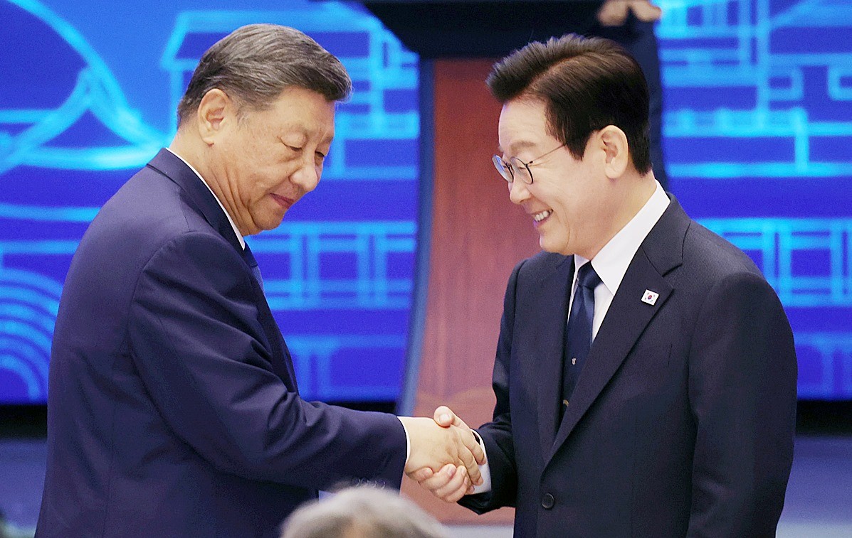 이재명 대통령과 시진핑 중국 국가주석이 1일 경북 경주 소노캄에서 열린 국빈만찬에서 악수하고 있다. 시진핑 주석은 이날 한중 정상회담을 기념해 이재명 대통령에게 중국 브랜드인 샤오미 스마트폰과 문방사우 세트를 선물했다. / 연합뉴스