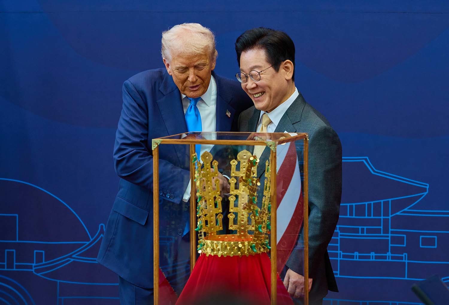 이재명 대통령이 지난 29일 경북 경주박물관에서 열린 한미 공식 환영식에서 도널드 트럼프 미국 대통령에게 무궁화 대훈장 수여와 천마총 금관 모형을 선물한 뒤 악수하고 있다.  / 이 대통령 SNS