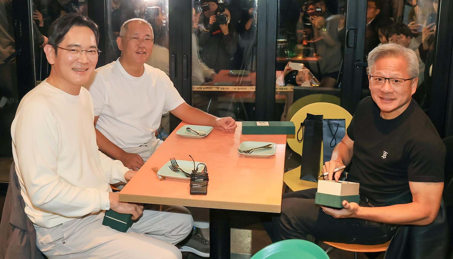 젠슨 황 엔비디아 최고경영자(CEO)가 10월 30일 오후 서울 강남구 삼성역 인근 깐부치킨 매장에서 이재용 삼성전자 회장, 정의선 현대자동차그룹 회장과 치킨 회동을 하고 있다. / 뉴스1