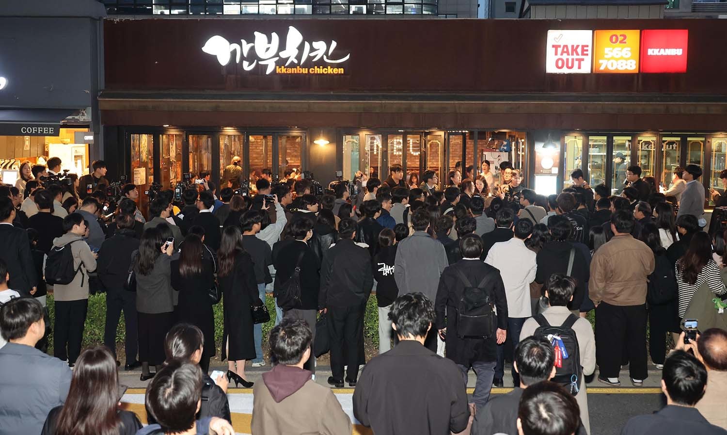 10월 30일 서울 삼성동 인근 깐부치킨 매장 앞이 취재진과 시민들로 붐비고 있다. / 뉴스1
