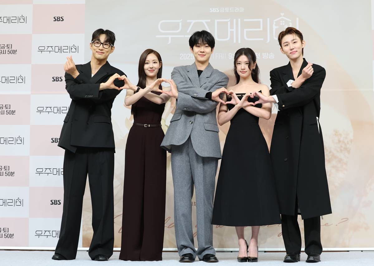 배우 배나라(왼쪽부터)와 신슬기, 최우식, 정소민, 서범준이 지난 10일 서울 양천구 목동 SBS에서 열린 금토 드라마 ‘우주메리미’의 제작발표회에 참석해 포즈를 취하고 있다. ‘우주메리미’는 최고급 신혼집 경품을 차지하기 위해 90일간의 위장 결혼을 시작한 김우주(최우식 분)와 유메리(정소민 분)의 로맨스를 담은 드라마다 / 뉴스1