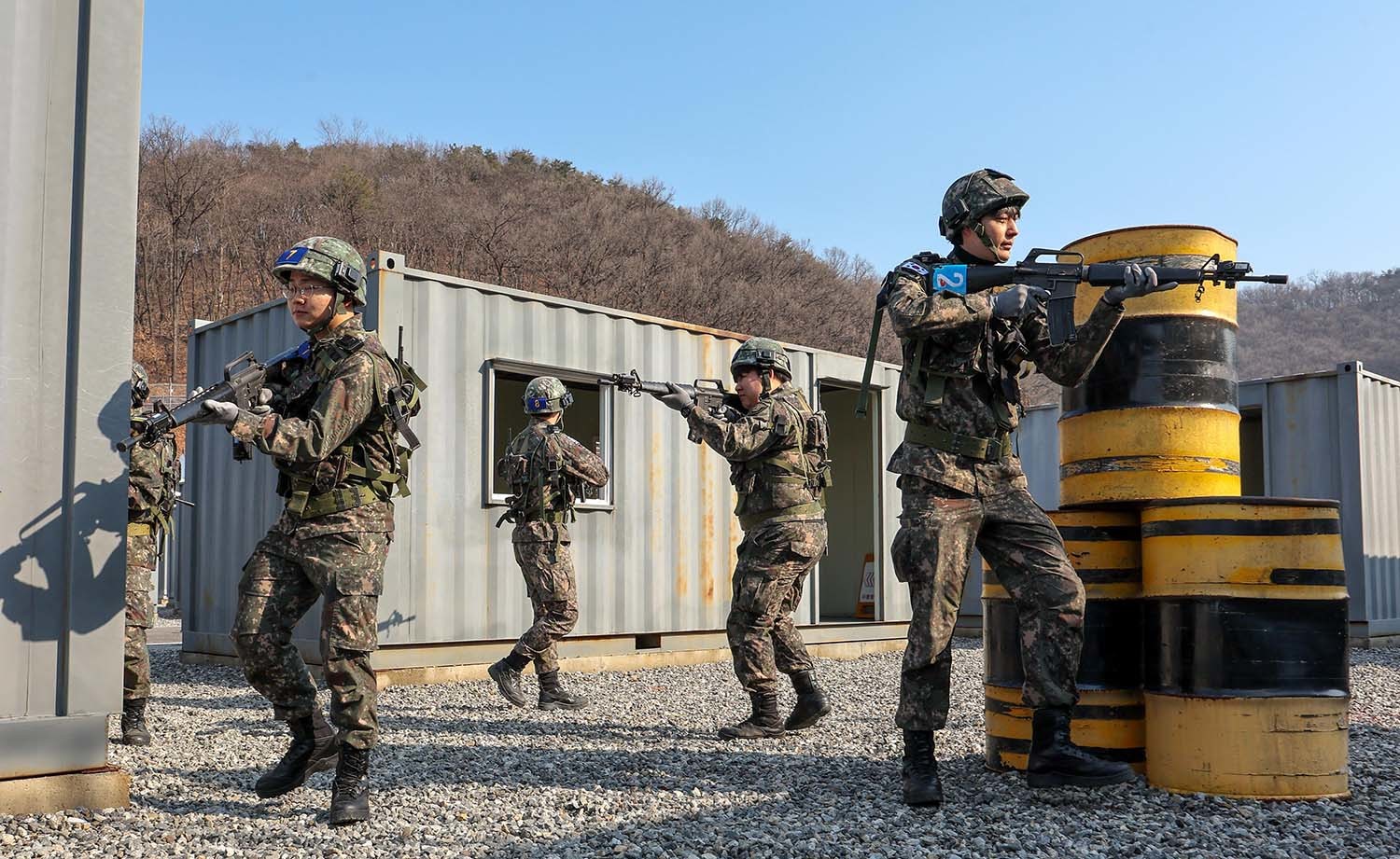 육군 제51보병사단의 2025년 첫 예비군훈련이 실시된 2025년 3월 6일 경기 화성시 수원·화성·오산과학화예비군훈련장에서 예비군들이 영상모의 사격, 시가지 전투 등 훈련을 받고 있다.