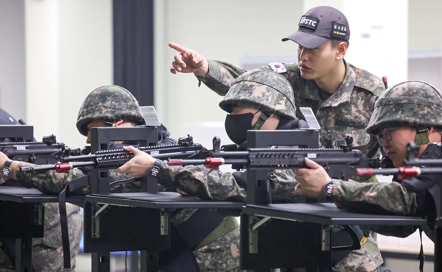 육군 제51보병사단의 2025년 첫 예비군훈련이 실시된 2025년 3월 6일 경기 화성시 수원·화성·오산과학화예비군훈련장에서 예비군들이 영상모의 사격, 시가지 전투 등 훈련을 받고 있다. / 뉴스1