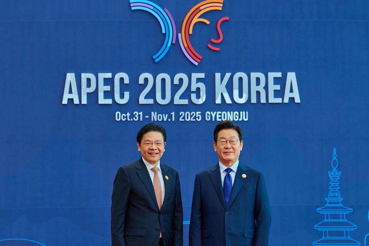 이재명 대통령이 지난달 31일 경북 경주화백컨벤션센터(HICO)에서 열린 2025 아시아태평양경제협력체(APEC) 정상회의에서 로런스 웡 싱가포르 총리를 맞이하고 있다 / 대통령실 제공, 뉴스1