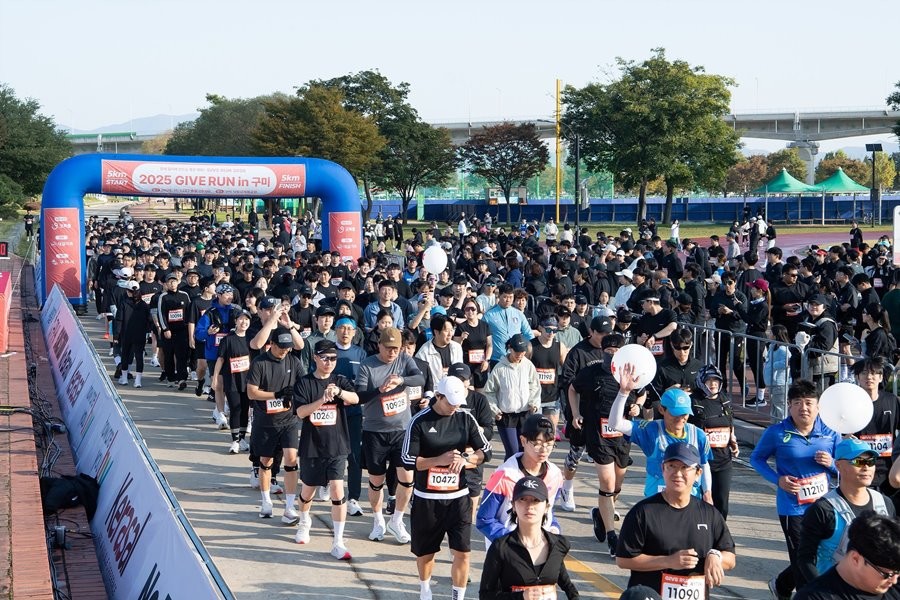 구미시 낙동강체육공원에서 열린 ‘기부와 러닝을 한번에! 2025 GIVE RUN in 구미’ 마라톤 대회 참가자들이 출발을 하고 있다 / 구미시 제공