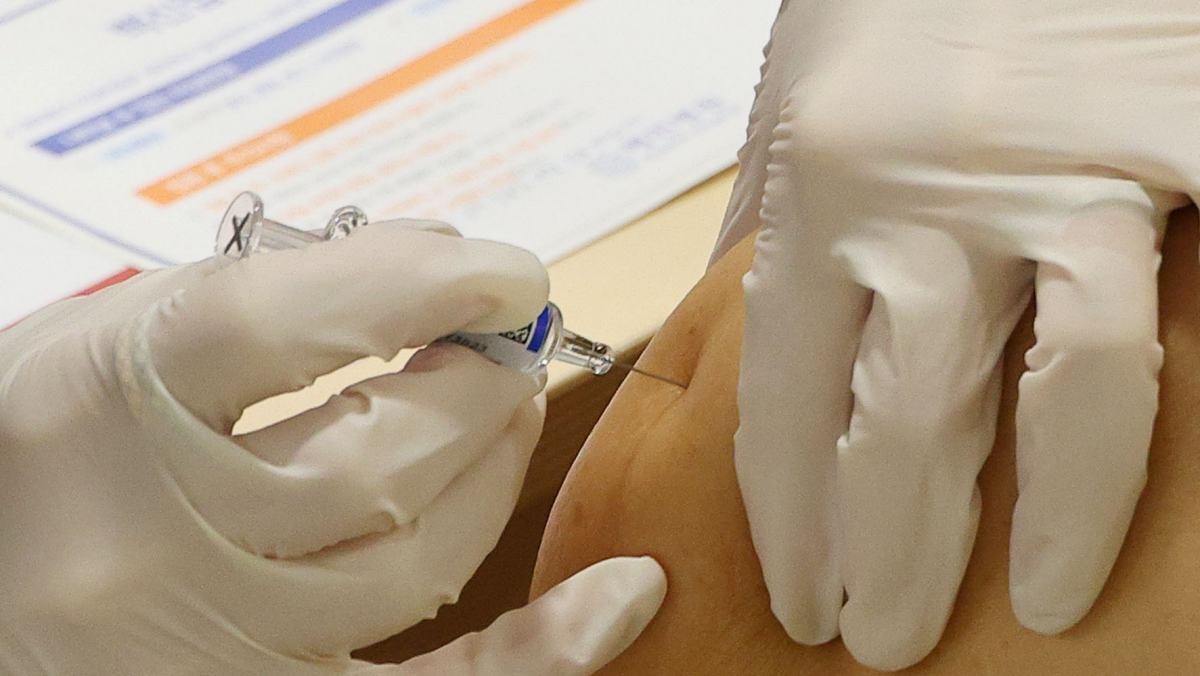 서울 광진구 자양동 혜민병원에서 한 어르신이 독감 예방 주사를 맞는 모습. / 연합뉴스