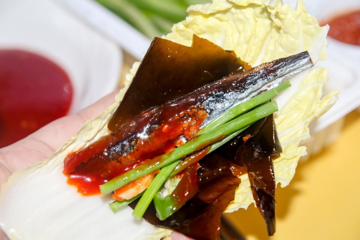 배추 위에 다시마와 과메기를 올린 모습 /  becky's-shutterstock.com