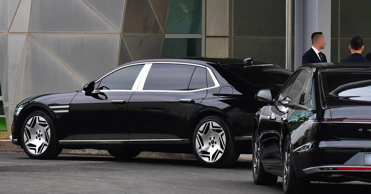 포항공항 의전 주차장에 나타난 제네시스 끝판 왕 G90 / 뉴스1