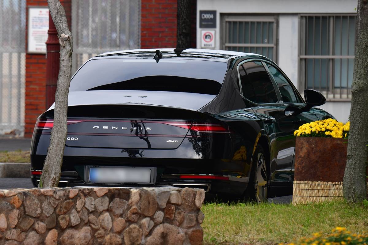 지난달 31일 경북 포항공항 의전 주차장에 현대자동차가 APEC 2025 정상회의에 참석하는 정상들과 글로벌 CEO들에게 제공한 초고급 세단인 제네시스 끝판왕 G90 차량이 대기 중이다 / 뉴스1