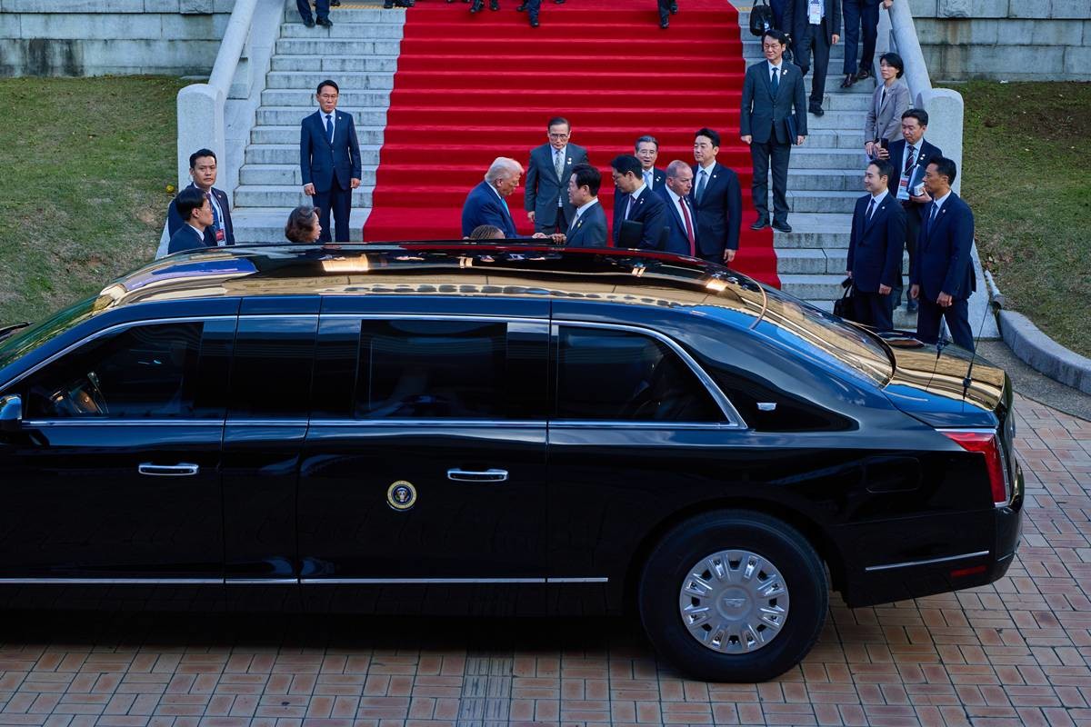 이재명 대통령이 지난달 29일 경북 경주박물관에서 열린 한미 정상회담을 마친 뒤 도널드 트럼프 미국 대통령을 배웅하고 있다 / 이재명 대통령 SNS, 뉴스1