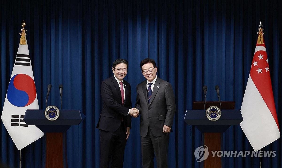 이재명 대통령과 로런스 웡 싱가포르 총리가 2일 용산 대통령실에서 공동언론 발표를 마친 뒤 악수하고 있다 / 대통령실통신사진기자단, 연합뉴스