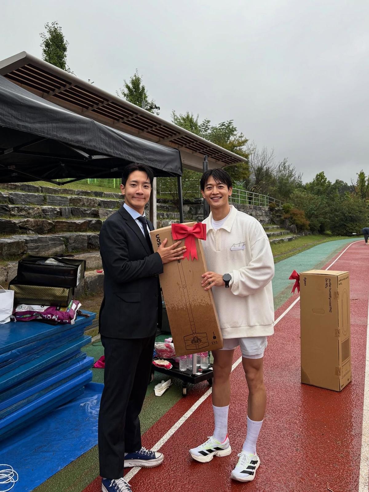 민호가 MBC 예능 프로그램 ‘나 혼자 산다’의 ‘제1회 순진무구 가을 운동회’에서 MVP를 수상한 뒤 받은 상품을 고강용에게 전달하고 있는 모습 / 고강용 인스타그램