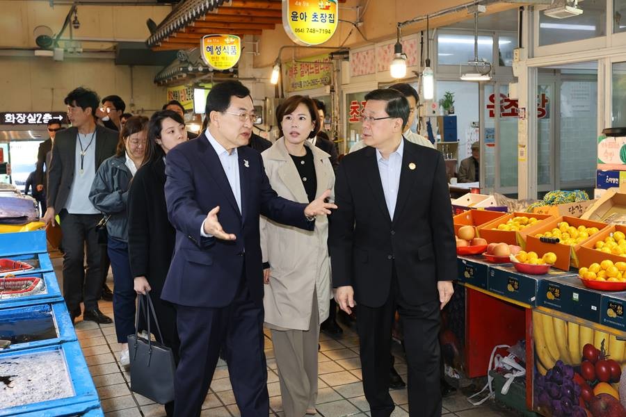 ‘2025 APEC 정상회의’ 참석을 위해 방문한 존 리(John Lee) 홍콩 행정수반이 주낙영 경주시장 안내로 2일 중앙시장 오일장을 찾았다/경주시