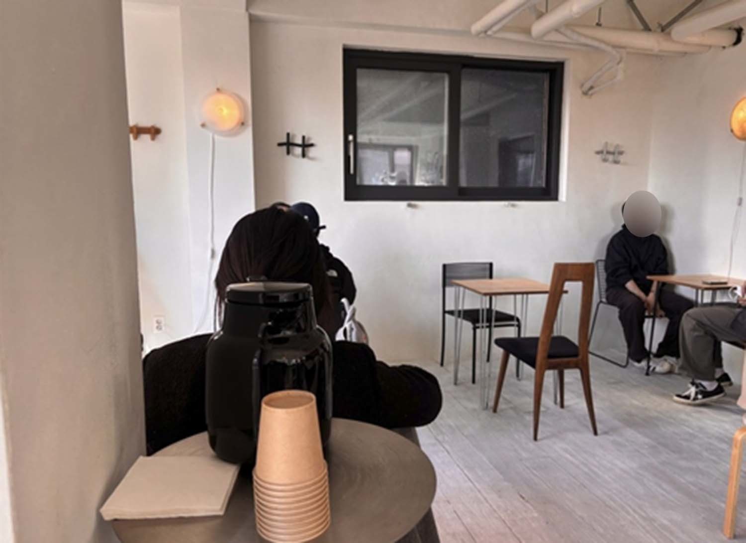 중국인 손님을 받지 않겠다고 공지하며 논란의 중심에 선 서울 성동구 성수동 한 카페의 지난달 28일 오후 내부 모습. / 연합뉴스