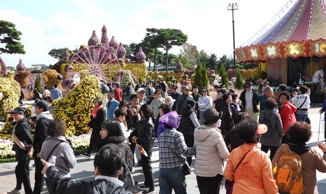 휴일인 2일, 함평엑스포공원은 전국에서 모여든 관광객으로 붐볐다. 가을 여행지로 입소문이 나며 곳곳이 활기를 띠고 있다. / 노해섭 기자