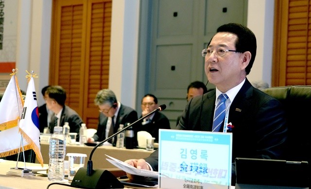 김영록 전라남도지사가 1일 제주특별자치도 신라호텔에서 열린 제33회 한·일해협연안 시도현 교류 지사회의에서 ‘2050 전라남도 탄소중립 비전 및 중점시책’ 이란 주제로 발표를 하고 있다.