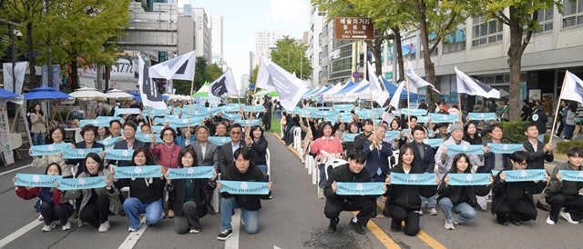 강기정 광주광역시장이 1일 오전 전일빌딩245 앞에서 열린 2025 시민사회박람회에 참석해 참석자들과 함께 개막 퍼포먼스를 하고 있다. /광주광역시 제공