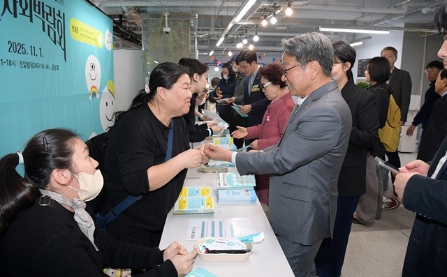 강기정 광주광역시장이 1일 오전 전일빌딩245에서 열린 2025 시민사회박람회에 참석해 부스라운딩을 하고 있다. /광주광역시 제공