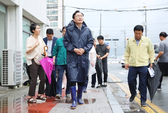 윤병태 나주시장이 지난 7월 집중호우로 침수된 금천면 소재지 일원을 긴급 점검하고 있다.