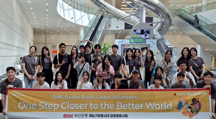 BNK부산은행이 임직원들의 전문성을 바탕으로 구성한 ‘재능기부봉사대’가 지역사회를 대상으로 다양한 형태의 봉사활동을 이어가고 있다. / 사진제공=부산은행