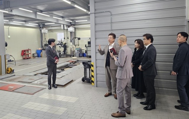 광주시교육청이 지난 30일 현장실습 기업 제이원모터스에서 진행한 직업계고 현장실습 특별 지도·점검에서 최승복 부교육감을 단장으로한 점검반이 실습생과 기업 담당자를 만나 현황을 확인하고 있다. / 광주시교육청 제공