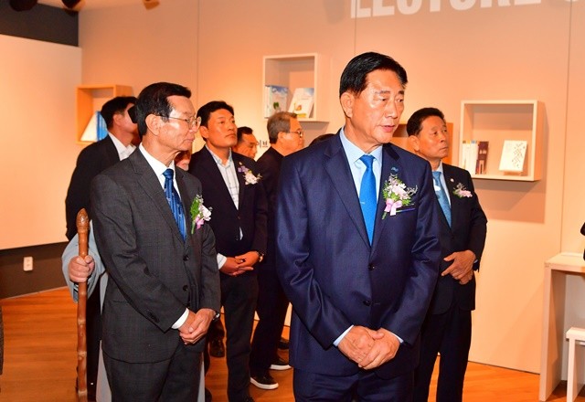 김한종 장성군수(우측)가 31일 재개관한 필암서원 집성관 내 아카데미관을 살펴보고 있다. 장성군 제공