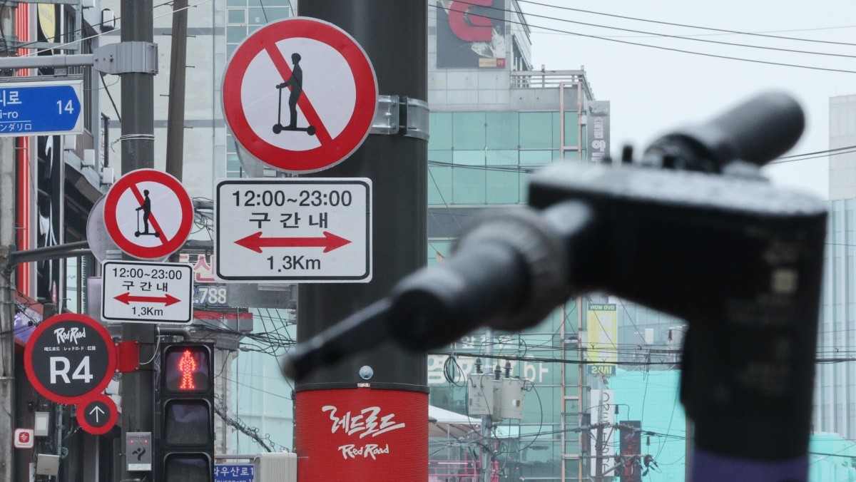 서울 마포구 홍대 레드로드에 킥보드 없는 거리 지정을 알리는 현수막이 걸려 있다. / 뉴스1