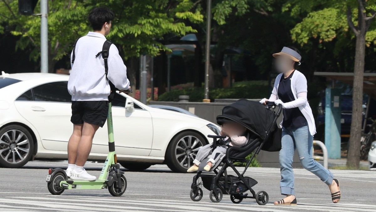 헬멧을 미착용한 공유형 전동 킥보드를 이용자 / 뉴스1