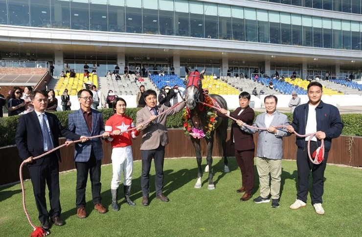 10월 26일 한국마사회 렛츠런파크 부산경남 제3경주로 열린 제19회 경상남도지사배(G3) 대상경주에서 장추열 기수가 기승한 ‘플라잉스타’가 우승을 차지하며, 국산 암말 장거리 강자로 우뚝 섰다. / 사진제공=렛츠런파크 부산경남
