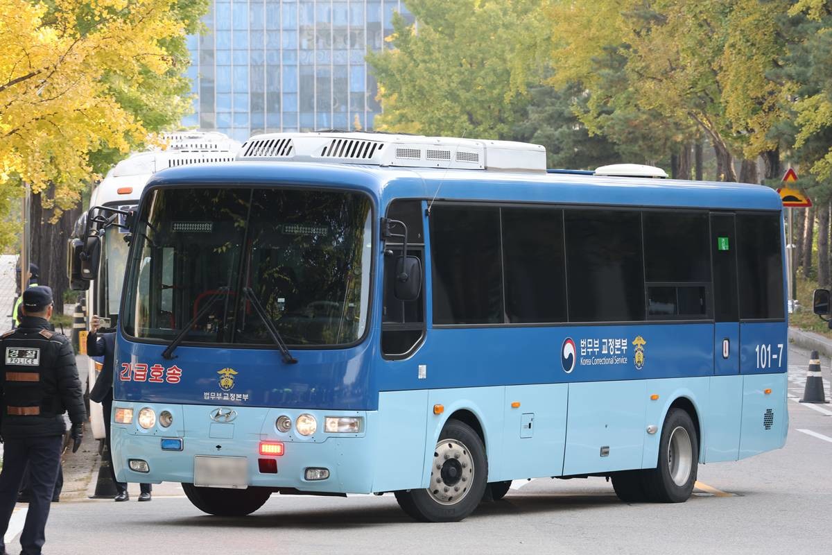 윤석열 전 대통령이 탑승한 호송차량이 지난달 30일 오전 서울 서초동 서울중앙지방법원에 도착하고 있다. 이날 윤 전 대통령은 내란우두머리 혐의 재판에 약 넉달 만에 출석했다 / 뉴스1