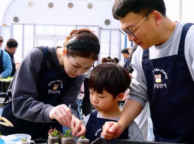 현대위아 임직원과 가족들이 지난 1일 경기도 이천시 포레스트벤처스 식물연구센터에서 오동나무 묘목을 분갈이하는 모습. / 사진제공=현대위아