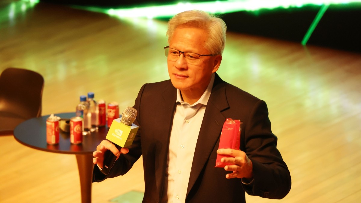 젠슨 황 엔비디아 최고경영자가지난달 31일 경북 경주 예술의전당 원화홀에서 열린 2025년 아시아태평양경제협의체(APEC) 경주 엔비디아 기자간담회에서 빼빼로 과자를 먹다가 취재진 질문에 답하고 있다. / 연합뉴스