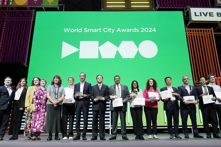 지난해  ‘월드 스마트시티 어워즈’에서 신상진 성남시장이 혁신 분야 본상을 수상하고 있다. / 성남시