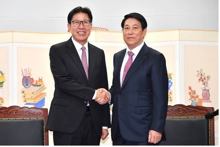 르엉 끄엉 베트남 국가주석이 11월 1일 부산을 방문했다. 이번 방문은 경주에서 열린 아시아태평양경제협력체(APEC) 정상회의 참석 이후 이뤄졌으며, 부산시는 양국 간 지방 차원의 교류 강화를 위한 의미 있는 일정이었다고 밝혔다. / 사진제공=부산시