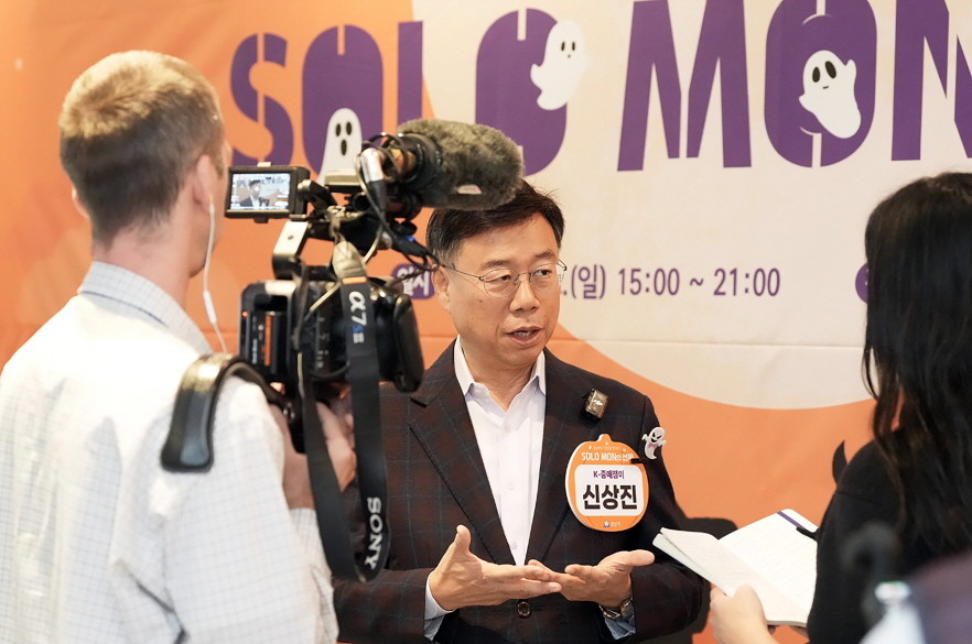 신상진 성남시장이 ‘솔로몬의 선택’ 행사를 취재 나온 영국 일간지 ‘더 가디언’과 인터뷰하고 있다. / 성남시