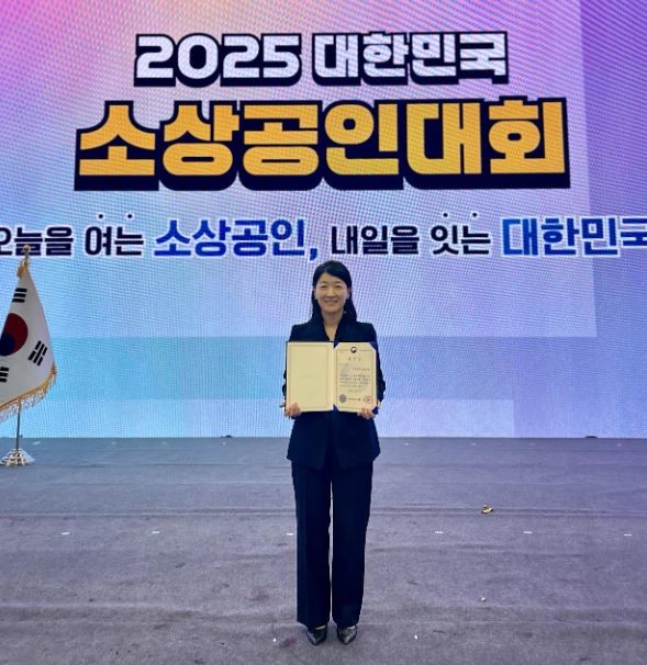 한국남부발전은 10월 31일 경기 일산 킨텍스에서 열린 ‘2025년 대한민국 소상공인대회’에서 소상공인 지원 활동에 대한 공로로 중소벤처기업부 장관 표창을 수상했다. / 사진제공=남부발전