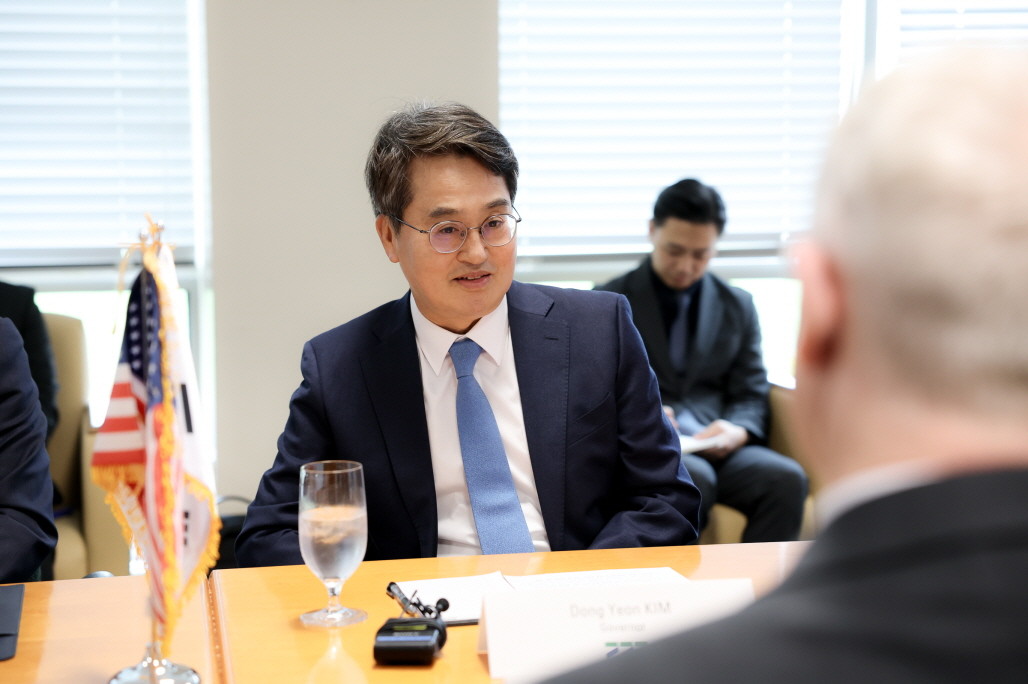 김동연 지사가 미국 엑셀리스사와 투자유치 간담회를 갖고 있다. / 경기도