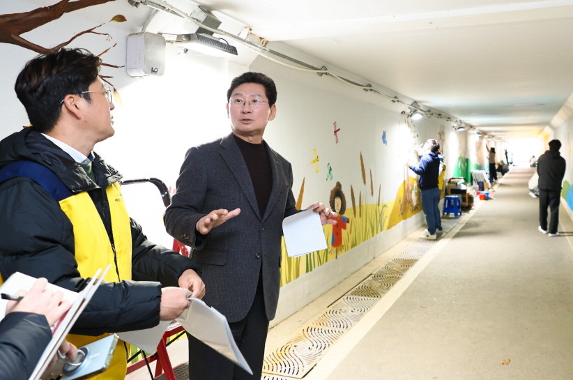 이상일 용인특례시장이 2일 동백호수공원 벽화그리기 현장을 찾아 봉사자들을 격려했다. / 용인특례시