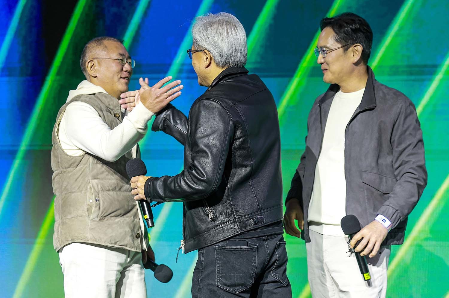 정의선(왼쪽) 현대자동차그룹 회장이 젠슨 황 엔비디아 최고경영자(CEO)와 10월 30일 서울 강남구 코엑스에서 열린 엔비디아 지포스 게이머 페스티벌에서 인사하고 있다. 맨 오른쪽은 이재용 삼성전자 회장. / 뉴스1(공동취재)