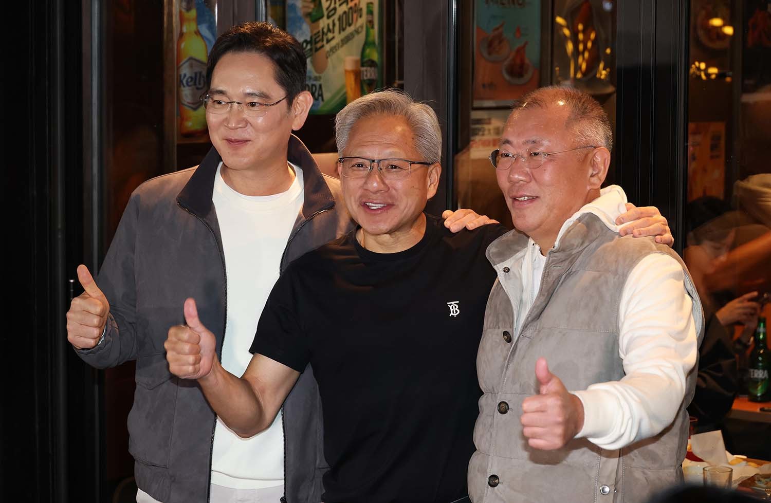 정의선(맨 오른쪽) 현대자동차그룹 회장이 이재용(가운데) 삼성전자 회장, 젠슨 황 엔비디아 최고경영자(CEO)와 함께 10월 30일 서울 강남구 깐부치킨 삼성점에서 함께 '치맥' 회동 후 기념촬영을 하고 있다. / 뉴스1 (공동취재)