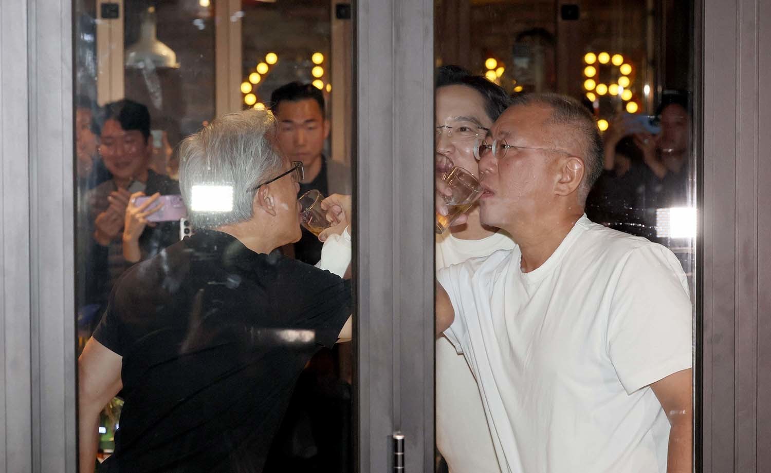 정의선(맨 오른쪽) 현대자동차그룹 회장이 10월 30일 서울 강남구 삼성동의 깐부치킨에서  젠슨 황(맨 왼쪽) 엔비디아 최고경영자(CEO), 이재용 삼성전자 회장과 회동을 갖고 러브샷을 하고 있다. / 뉴스1(공동취재)