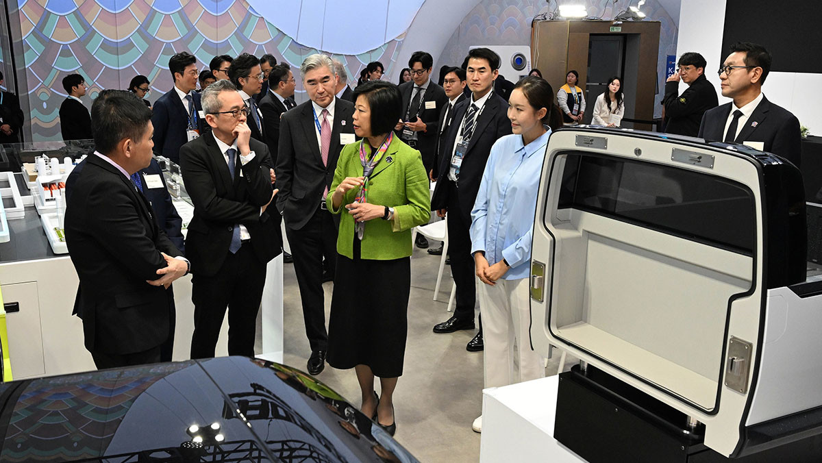 싱가포르 HTX 관계자들이 현대차그룹의 전시물을 관람하고 있다. 왼쪽 두 번째부터 찬 샨(Chan Tsan) HTX 청장, 성 김 현대차그룹 전략기획담당 사장, 심 앤(Sim Ann) 싱가포르 외교부 및 내무부 선임국무장관. / 현대자동차그룹