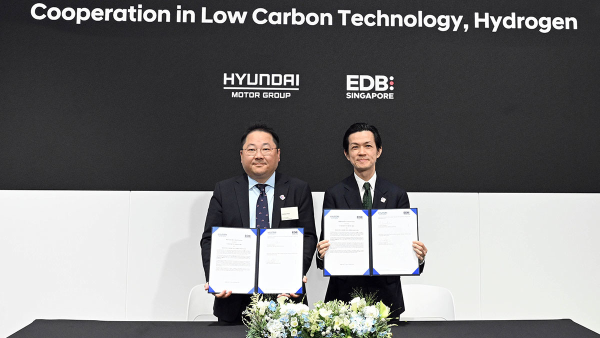 MOU 체결 후 기념촬영을 하고 있다. 왼쪽부터 박재하 현대차그룹 글로벌수소비즈니스사업부 상무와 클라란스 추아(Clarence Chua) EDB 한국·일본 총괄 이사. / 현대자동차그룹